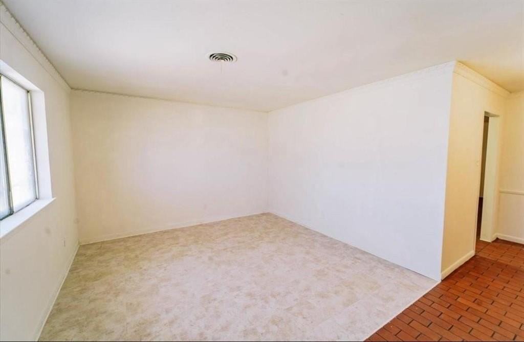 2913 Laredo Dr - Photo 5 of 10