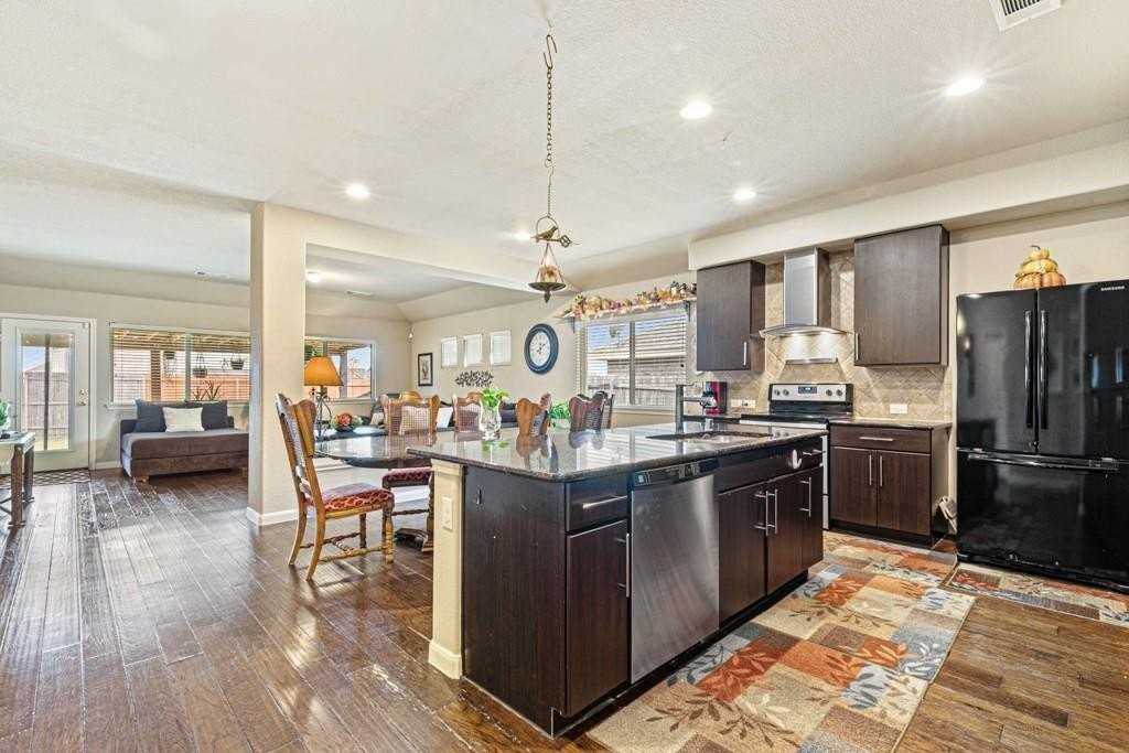 2106 Blakehill Dr - Photo 5 of 29