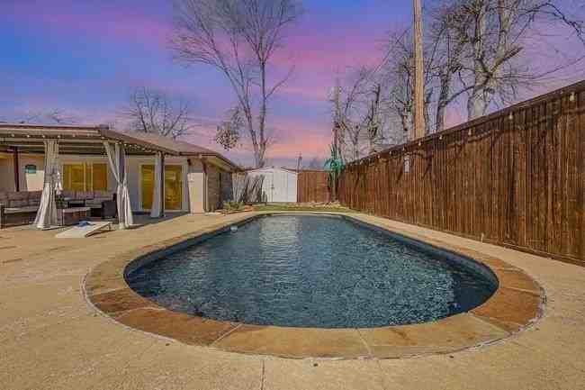 2404 Crestview Cir - Photo 2 of 39