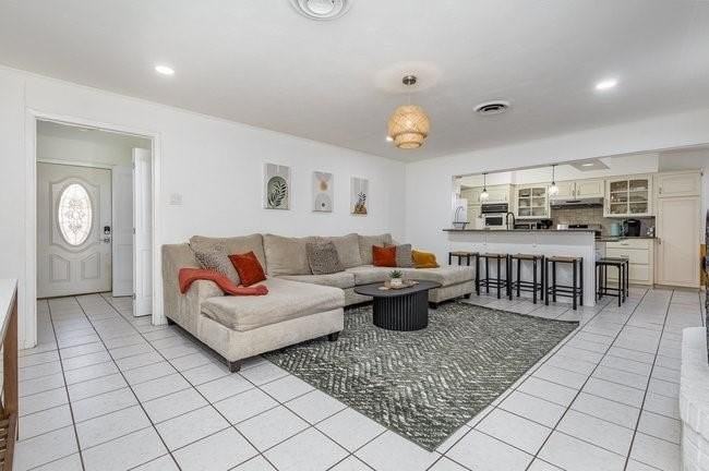 2404 Crestview Cir - Photo 7 of 39