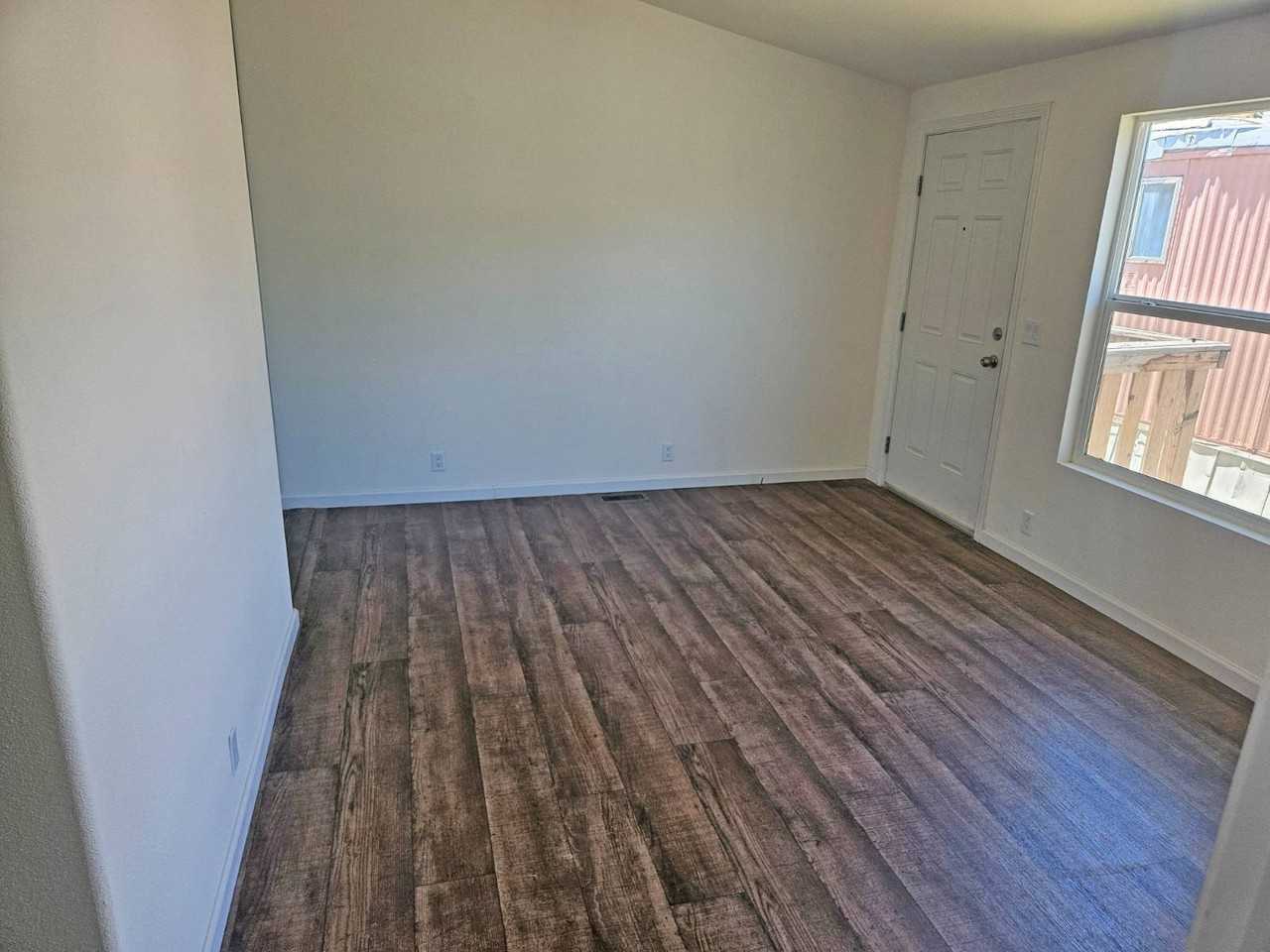 573 Sullivan St - Photo 2 of 14