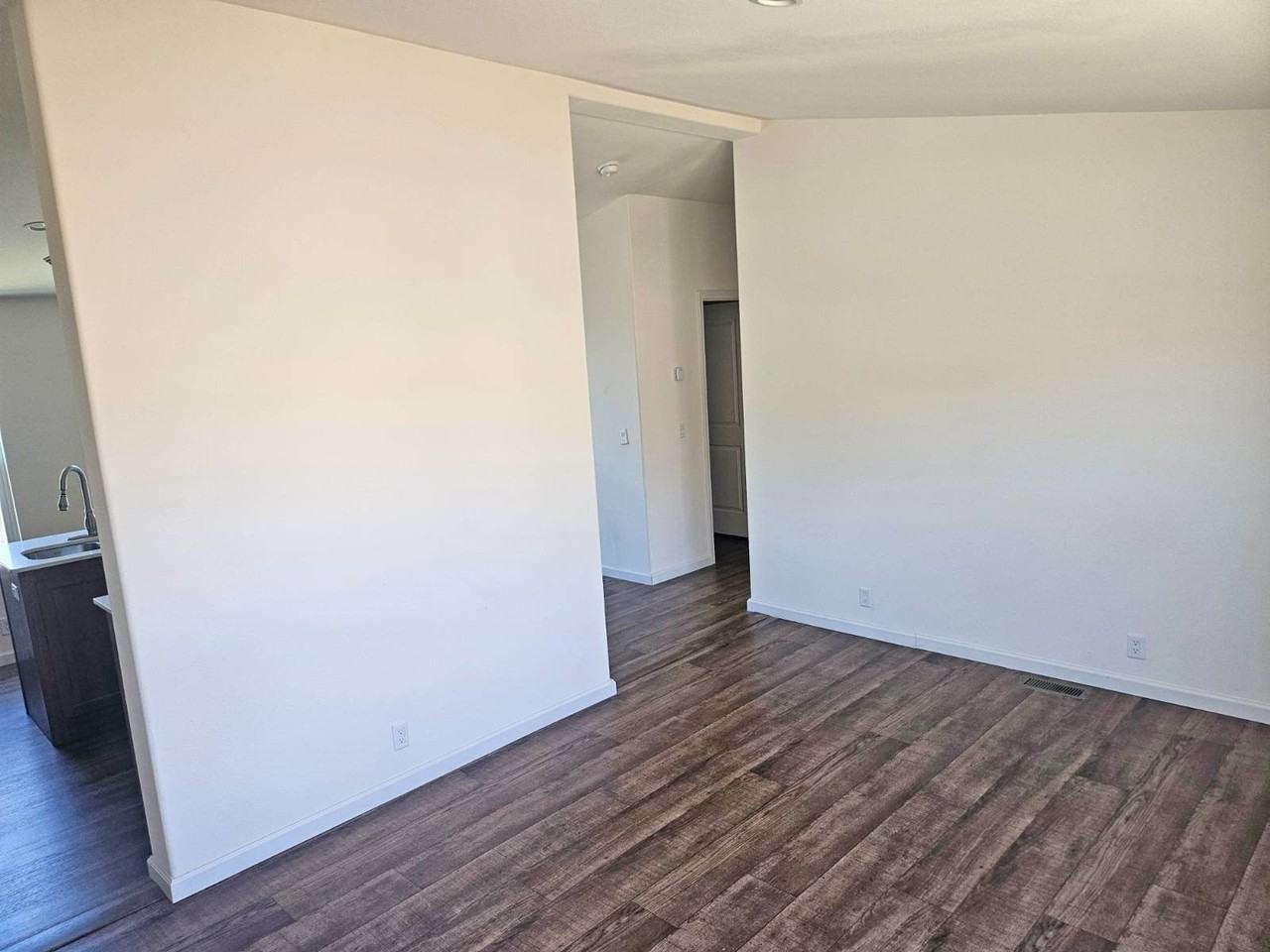 573 Sullivan St - Photo 3 of 14