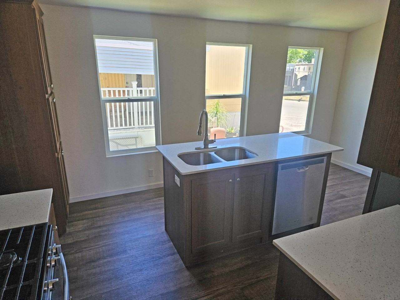 573 Sullivan St - Photo 4 of 14