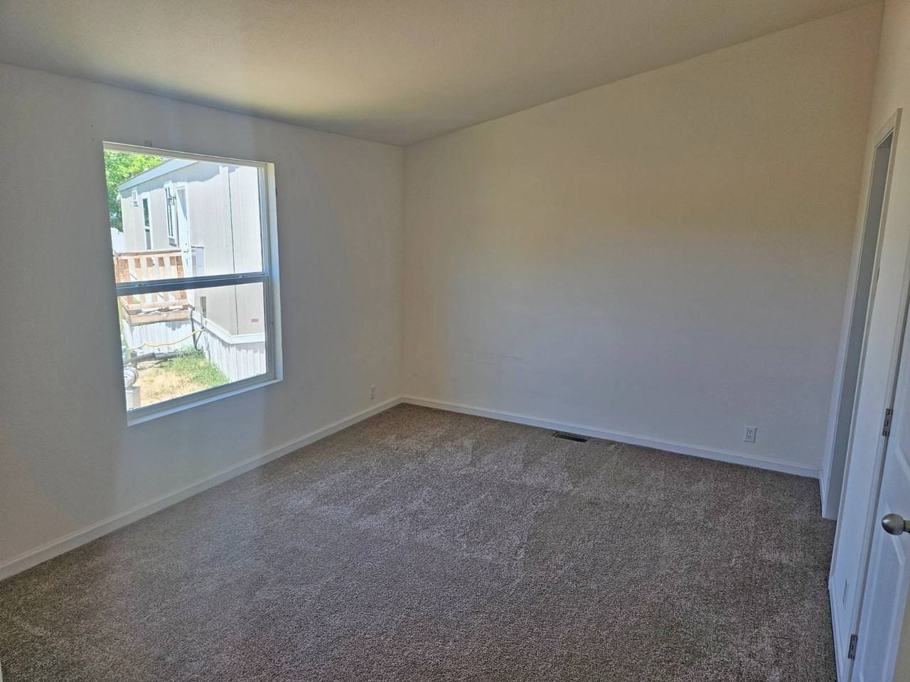 573 Sullivan St - Photo 5 of 14