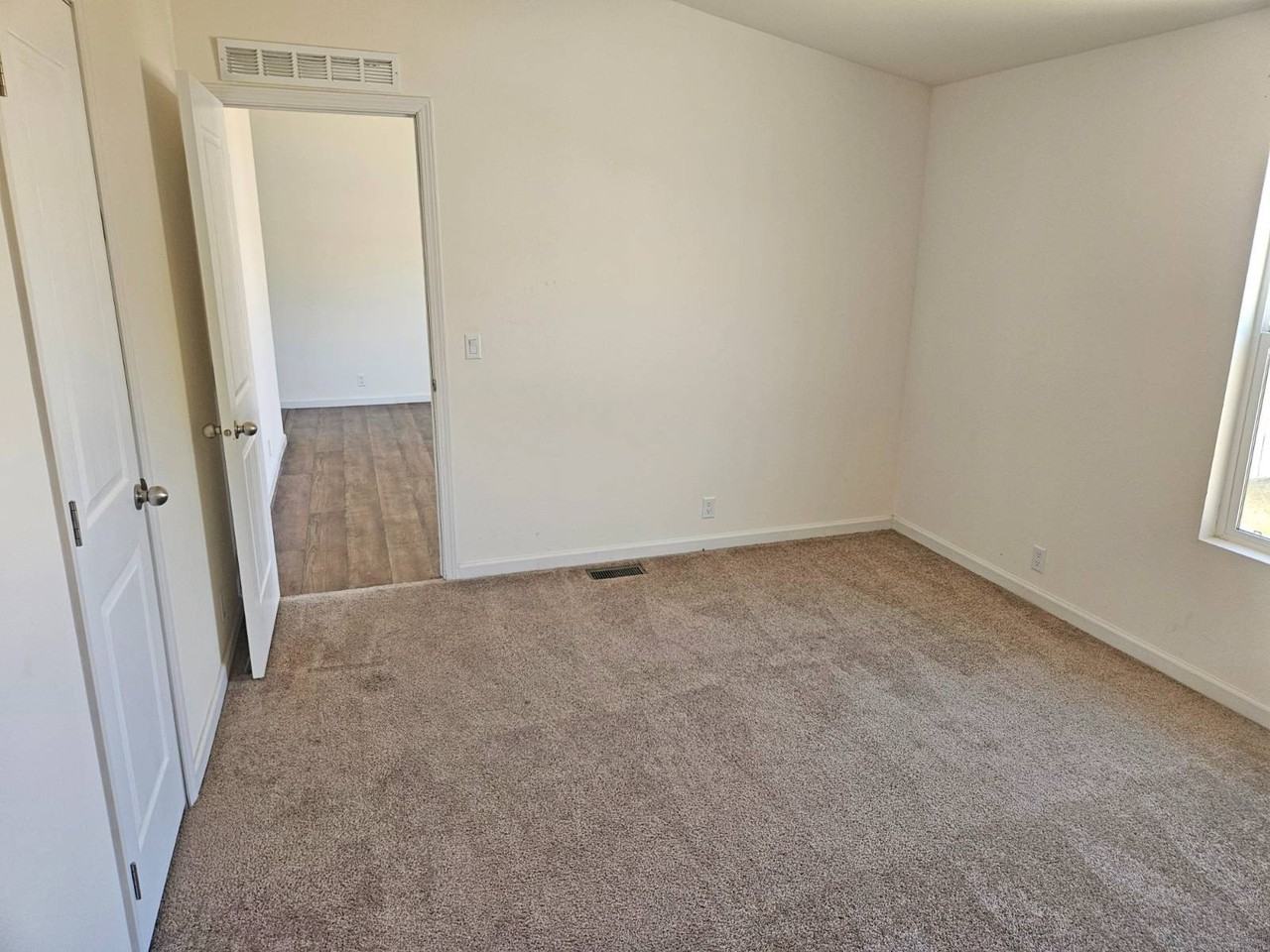 573 Sullivan St - Photo 6 of 14