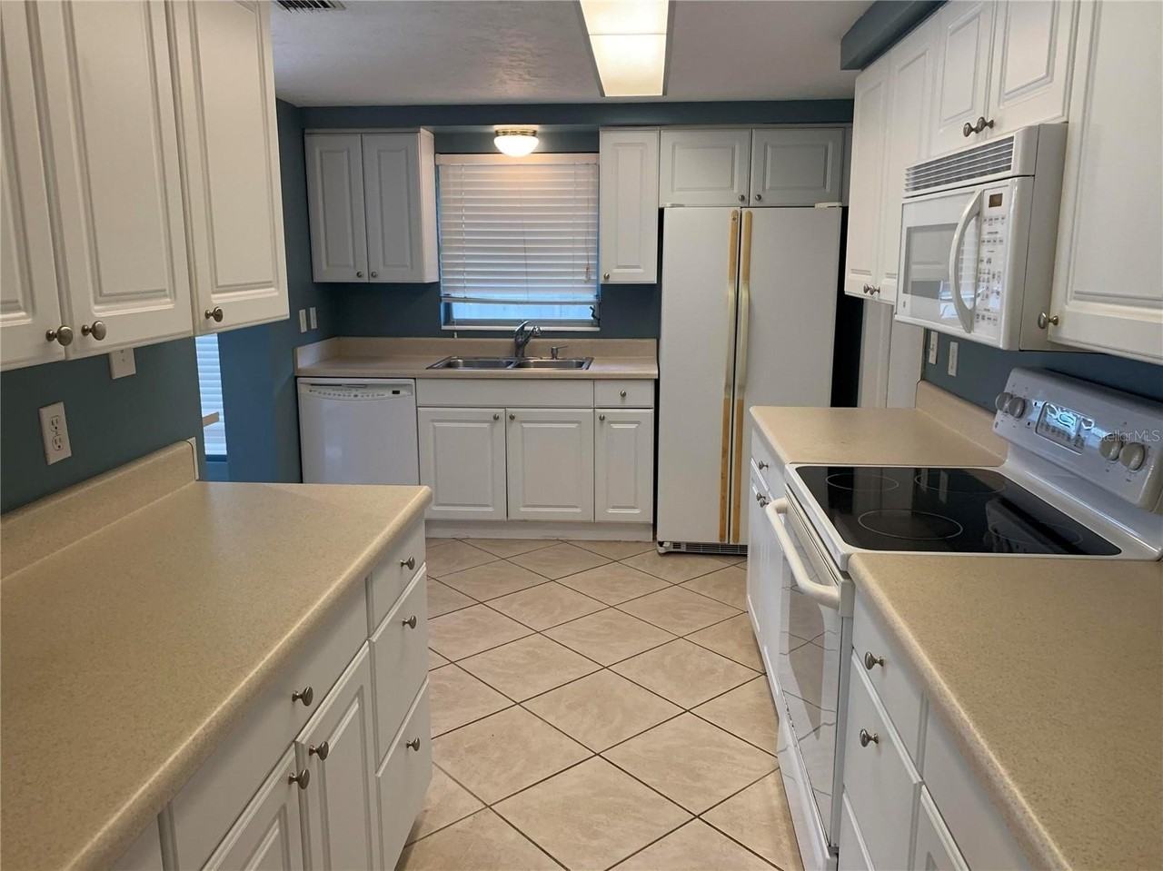 3370 Spring Mill Cir - Photo 6 of 12