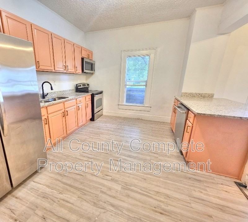 3058 Phyllis Street - Photo 4 of 28