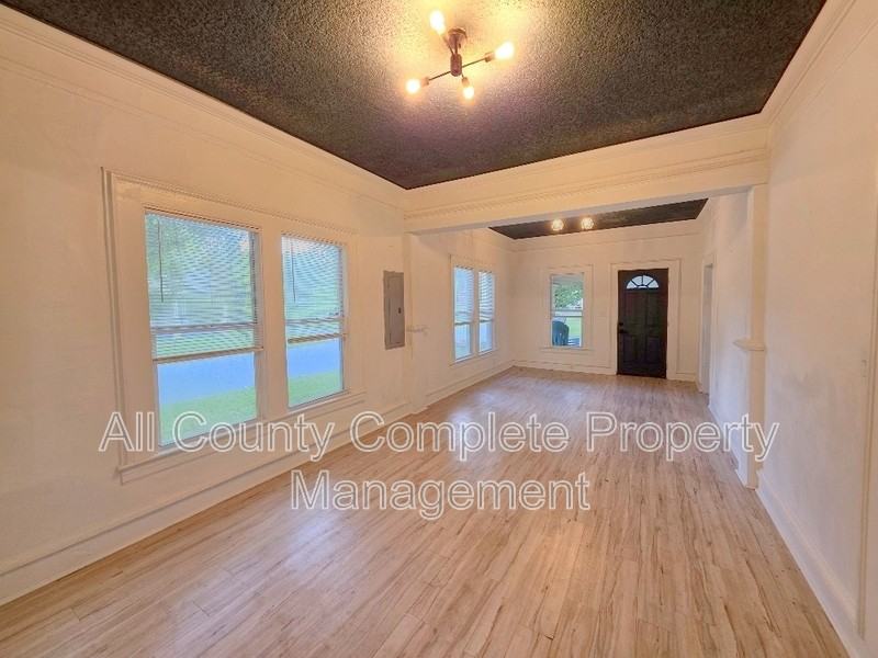 3058 Phyllis Street - Photo 7 of 28