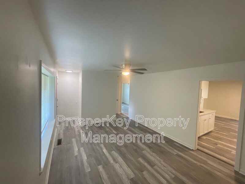 246 Pinetree Cir - Photo 3 of 32