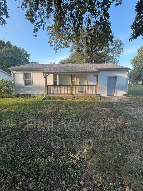 806 W 2nd St - Photo 2 of 10