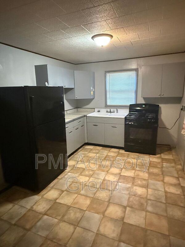 806 W 2nd St - Photo 4 of 10