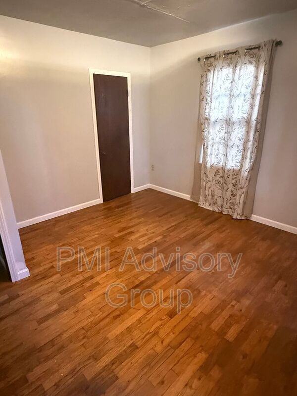 806 W 2nd St - Photo 7 of 10