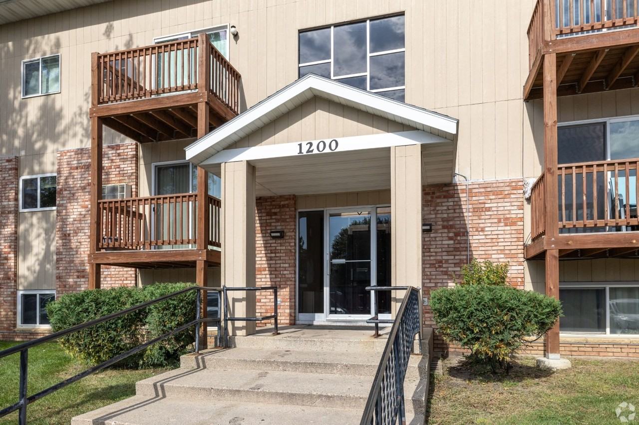 Four Seasons Apartments - Photo 3 of 24