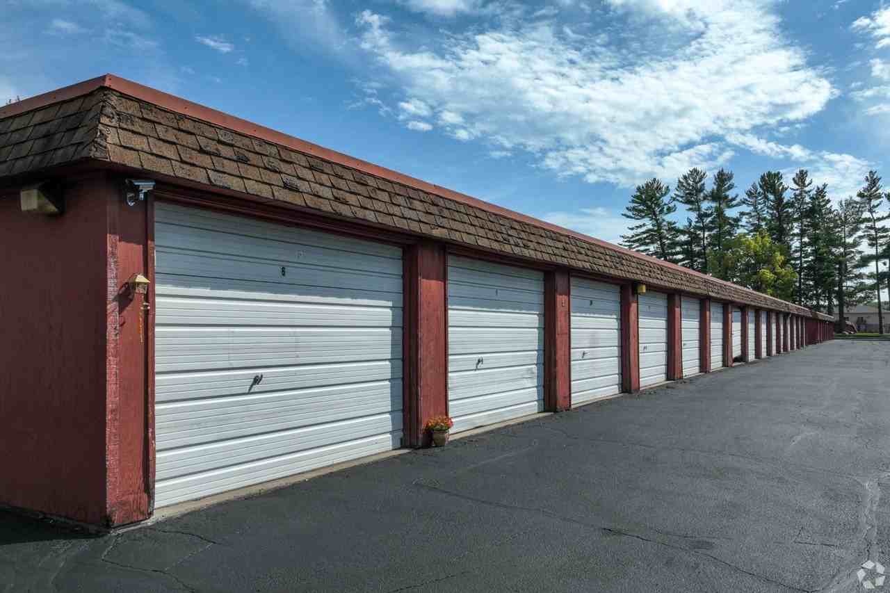 Four Seasons Apartments - Photo 4 of 24