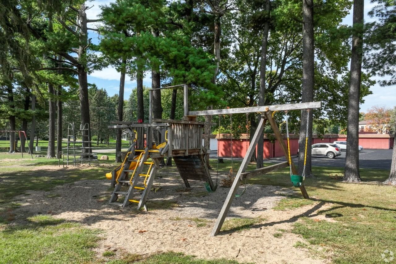 Four Seasons Apartments - Photo 5 of 24