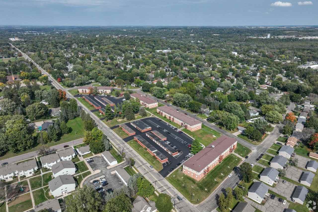 Four Seasons Apartments - Photo 6 of 24