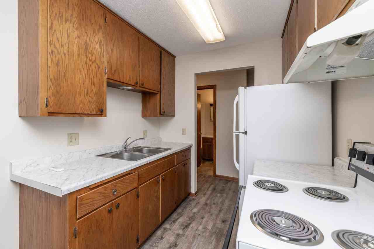 Four Seasons Apartments - Photo 7 of 24