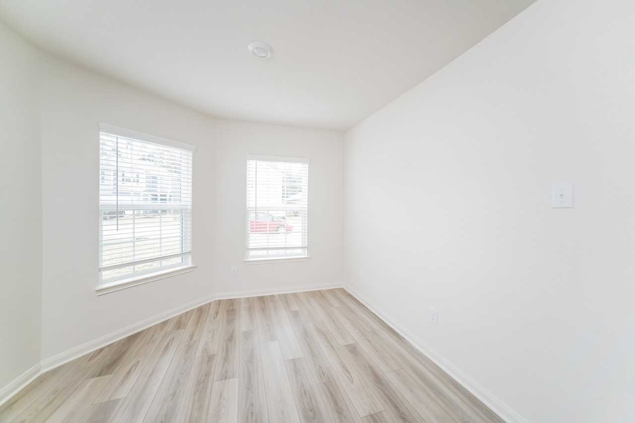 26709 Frost Dr - Photo 5 of 29