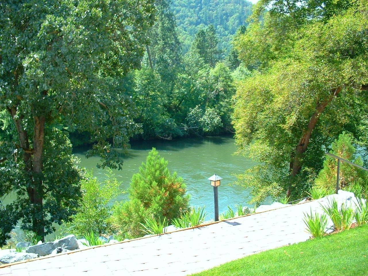 960 2nd Ave - Photo 3 of 16