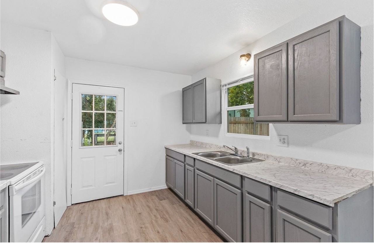 704 E Mcneil Rd - Photo 4 of 14