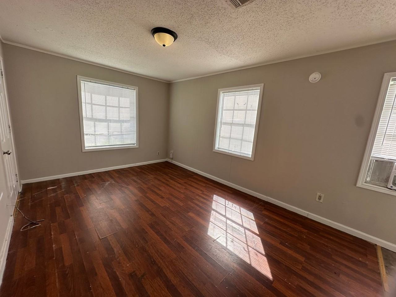 2411 11th St - Photo 2 of 10