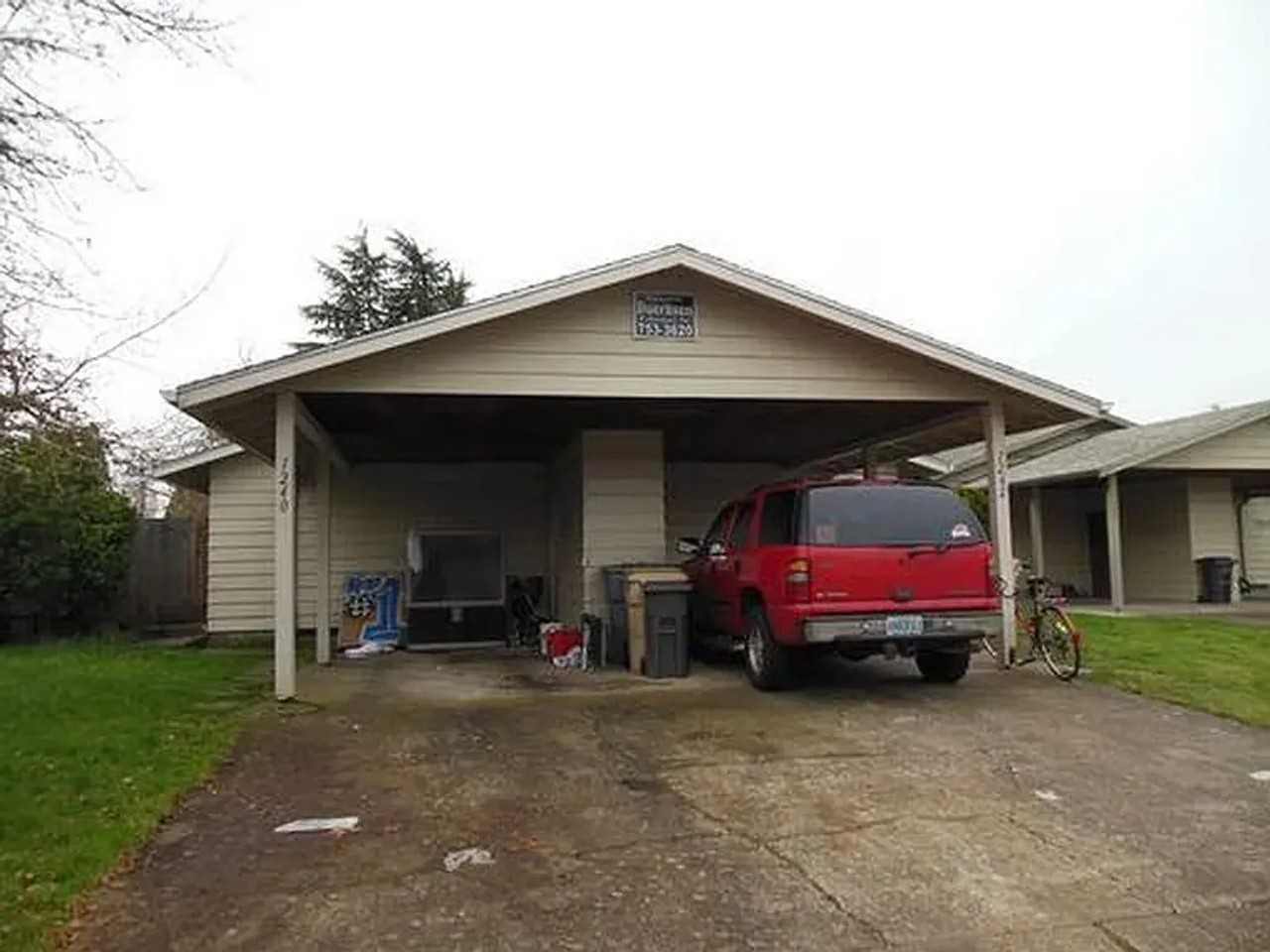 1240 Nw 26th St - Photo 3 of 14