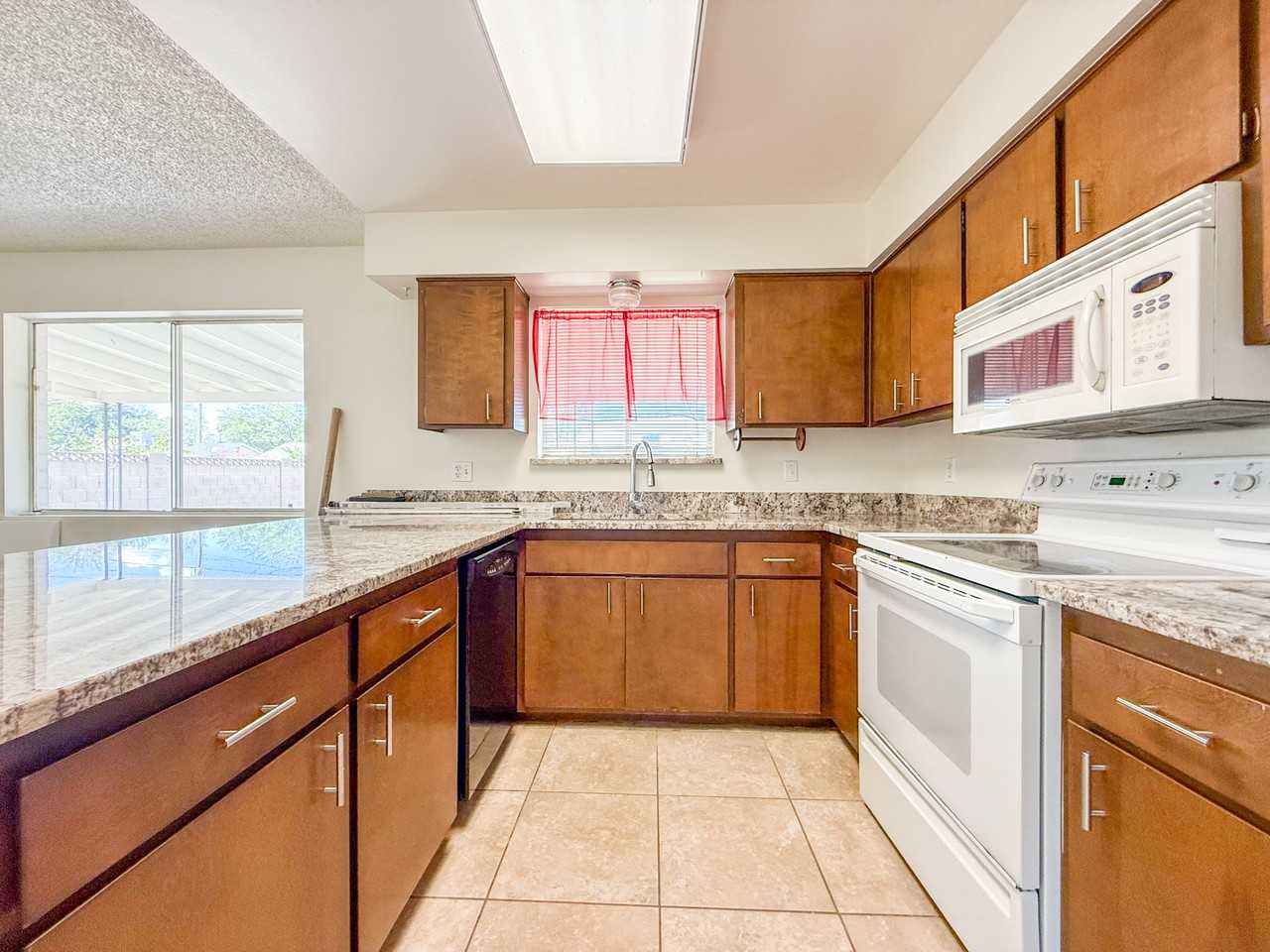 834 W 10th St - Photo 6 of 26