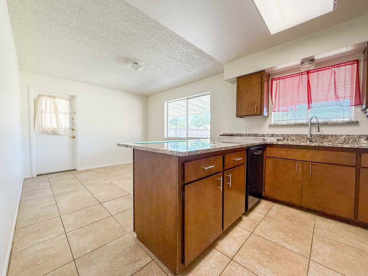 834 W 10th St - Photo 7 of 26