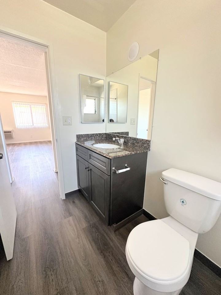 14555 Blythe St #22 - Photo 5 of 8