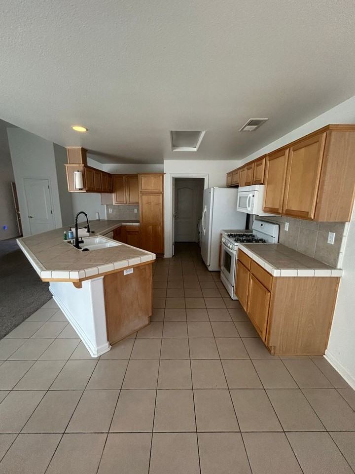 2454 Ranier Way - Photo 4 of 20