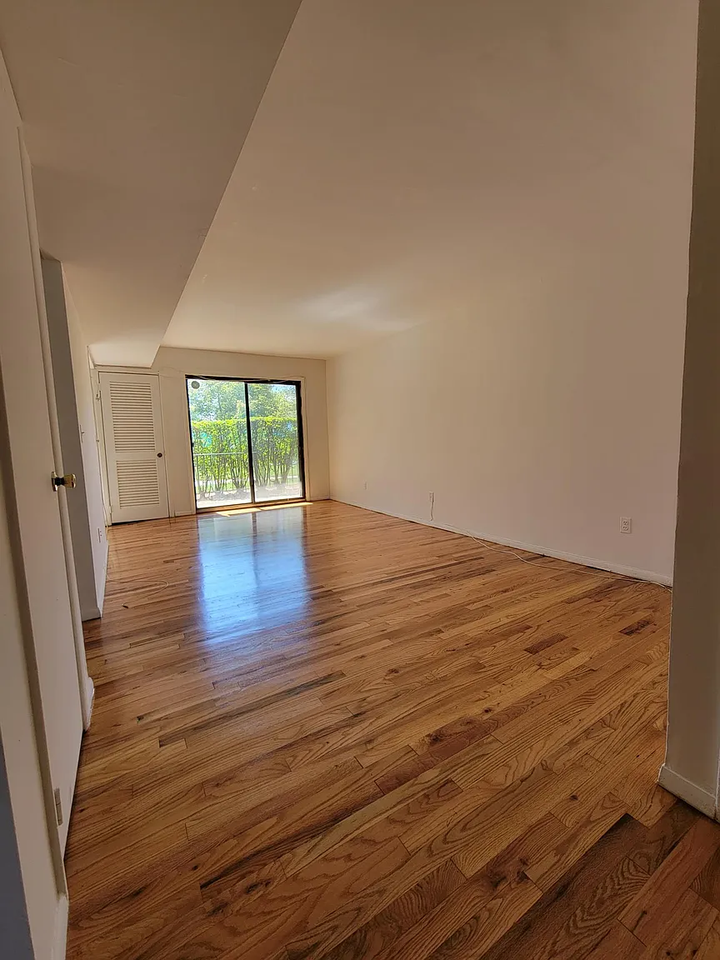 31 Bay Ter Fl - Photo 2 of 5