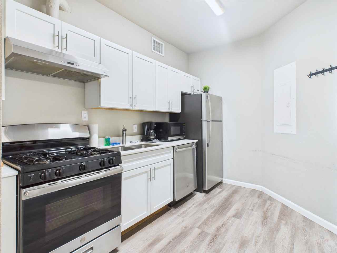 911 W 22nd St - Photo 2 of 18