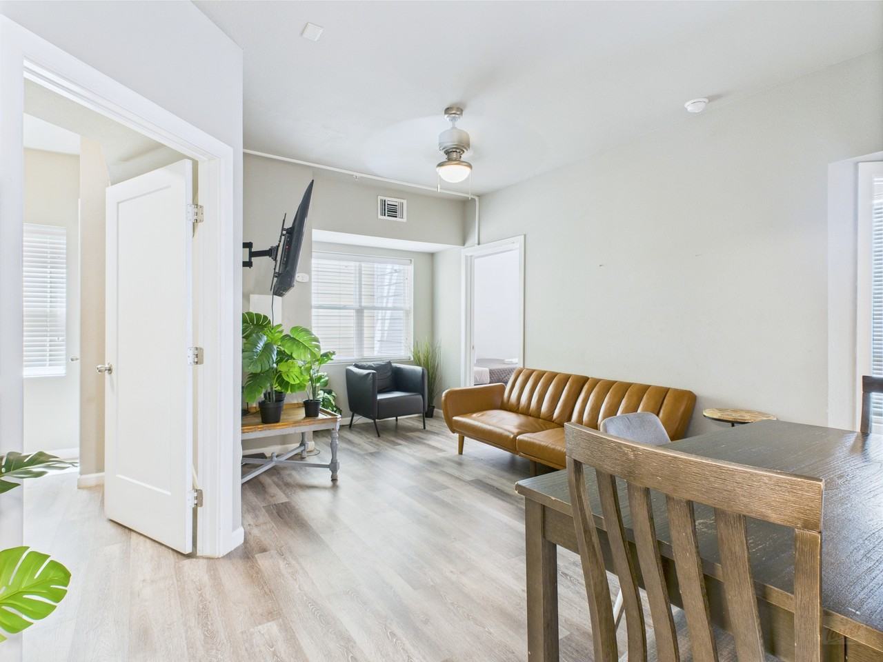 911 W 22nd St - Photo 3 of 18