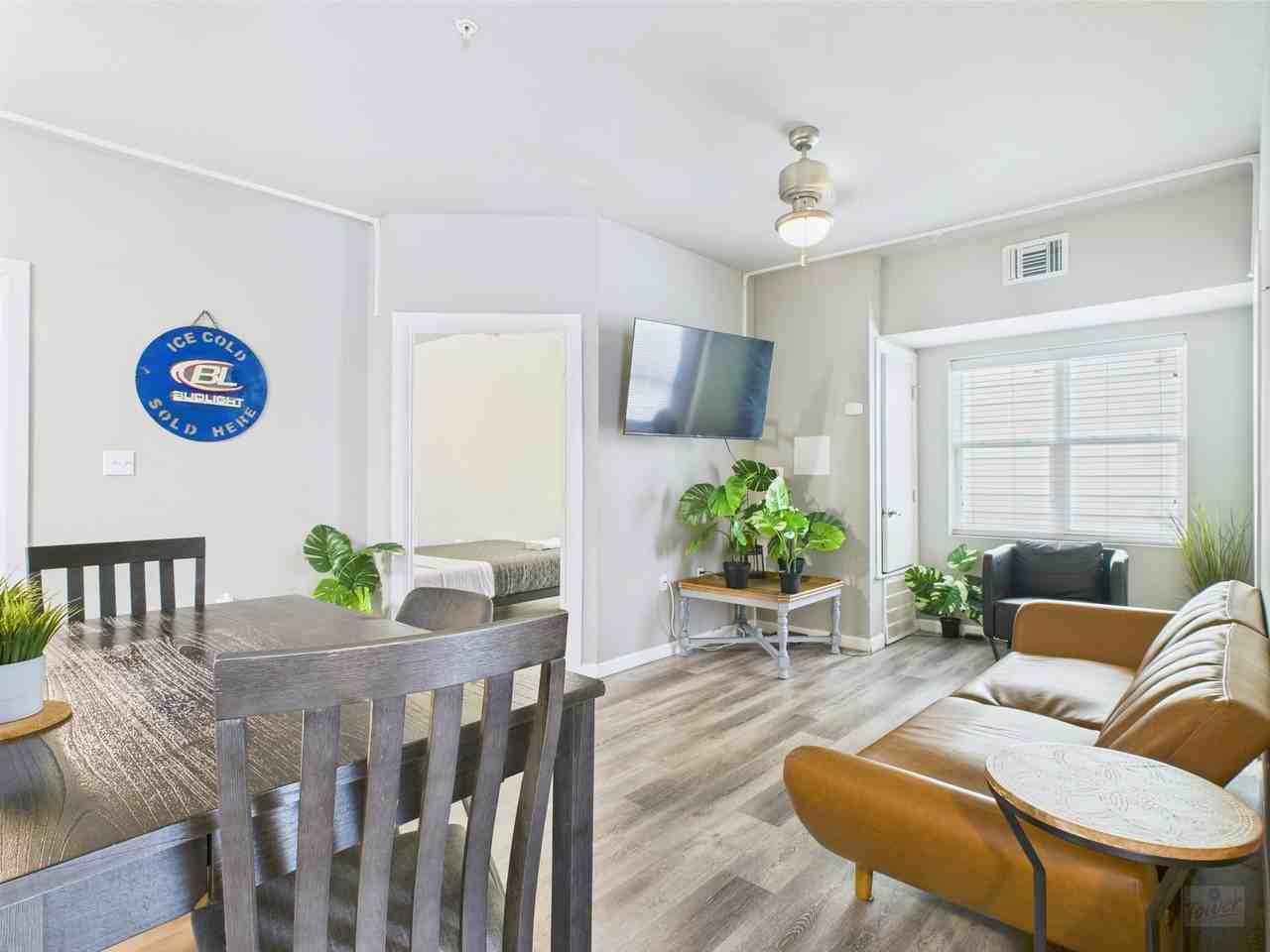 911 W 22nd St - Photo 4 of 18