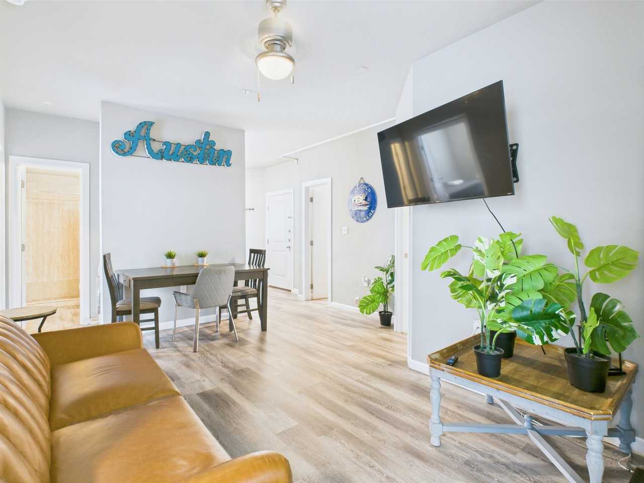 911 W 22nd St - Photo 5 of 18