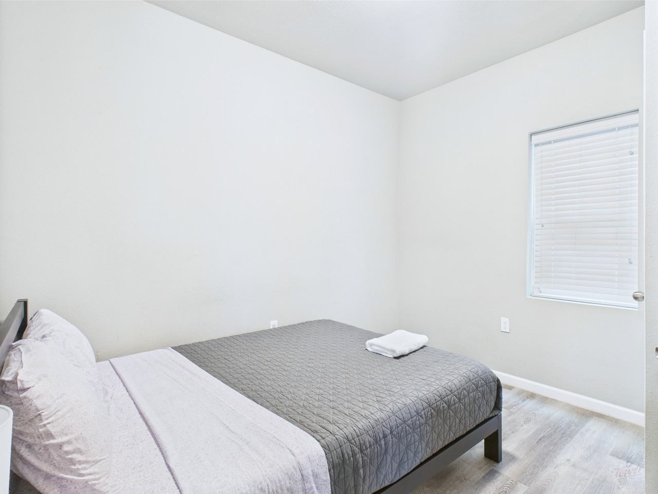 911 W 22nd St - Photo 6 of 18