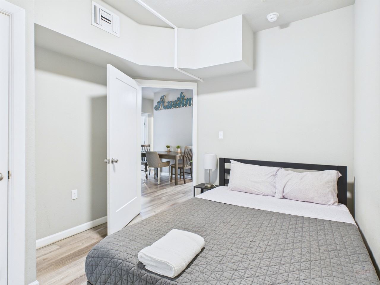 911 W 22nd St - Photo 7 of 18