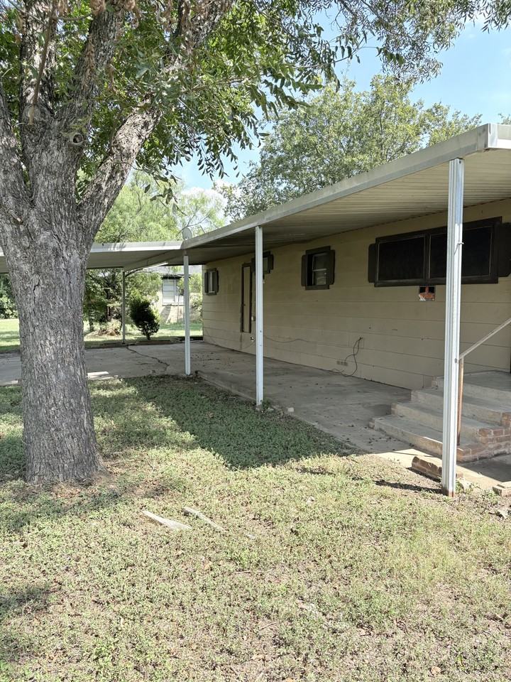 328 Leroy Pkwy - Photo 2 of 13