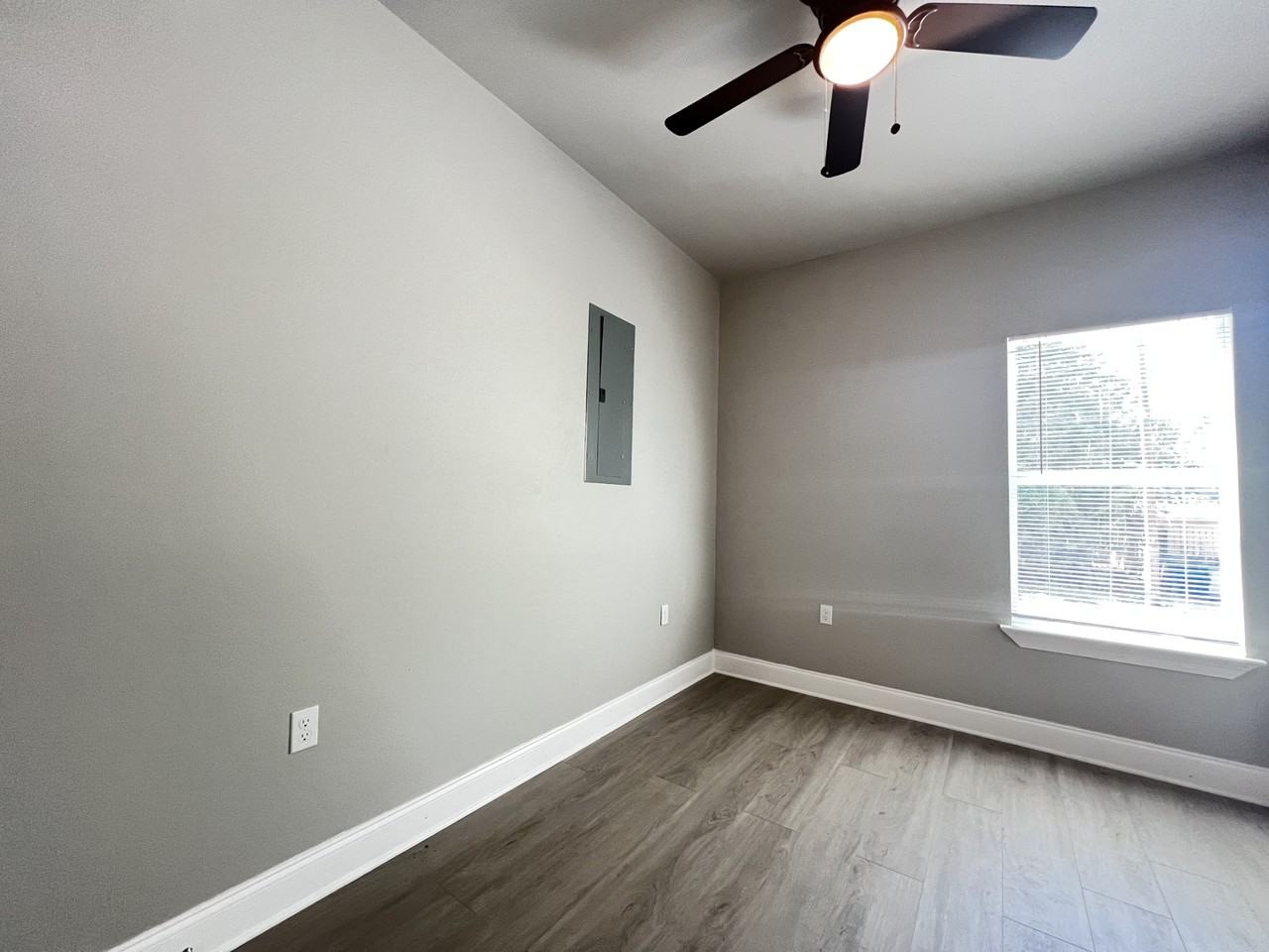 637 Iberville St - Photo 4 of 9