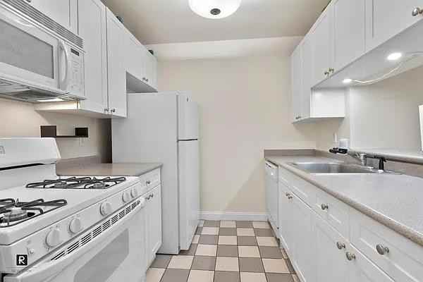 Greenwich St #327 - Photo 4 of 6