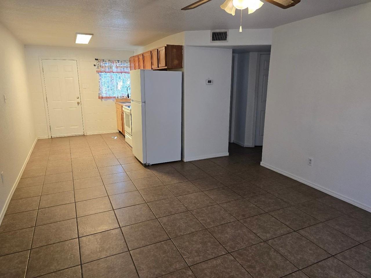 201 W Hagerman St - Photo 3 of 18