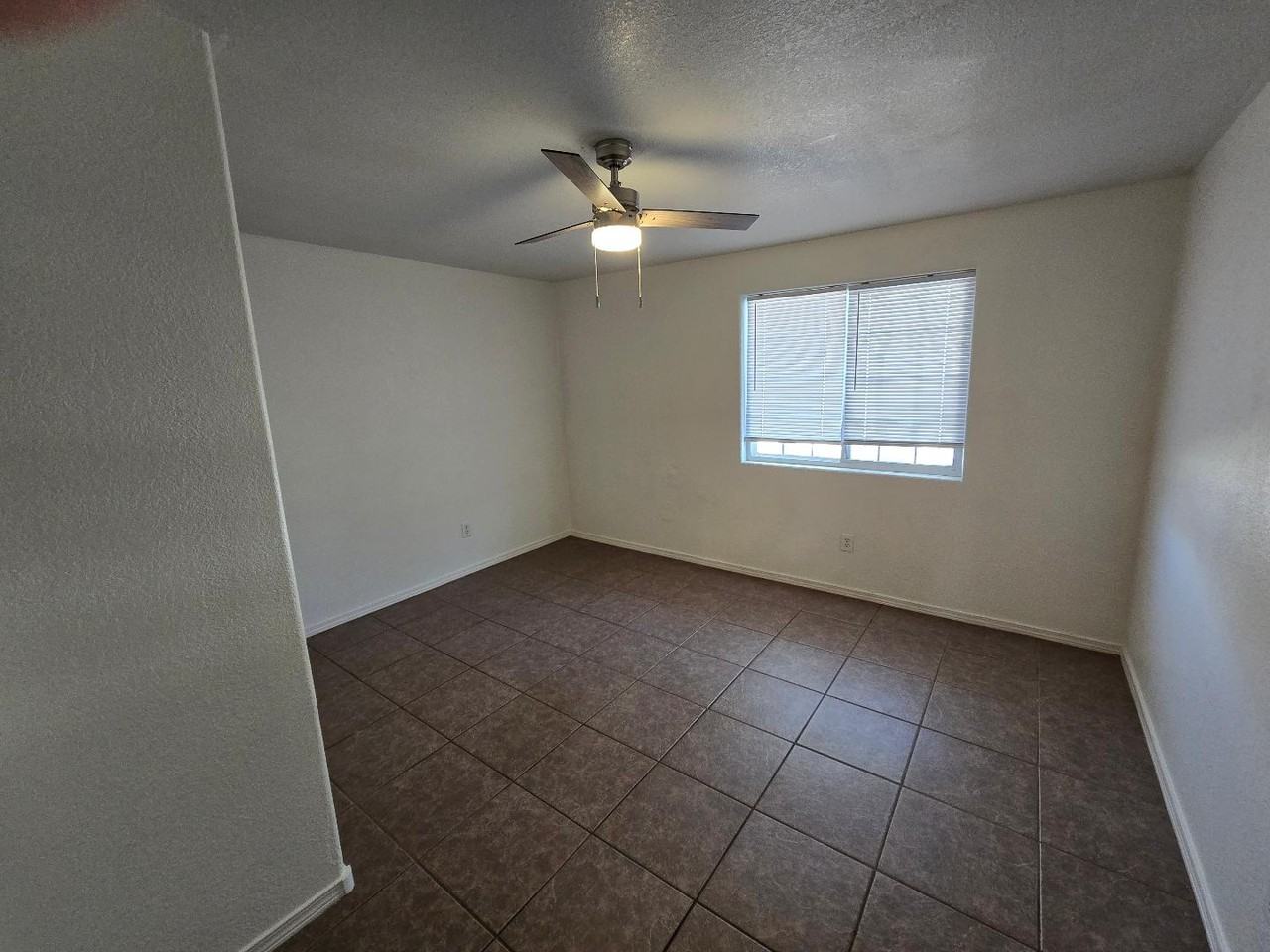 201 W Hagerman St - Photo 5 of 18