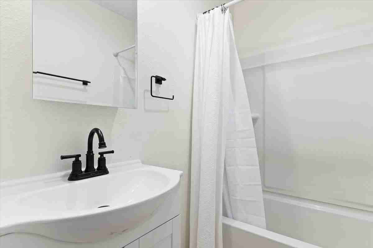 635 Albion Ave - Photo 5 of 12