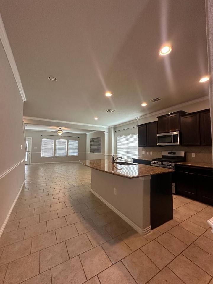 9110 Vondel Park - Photo 3 of 17