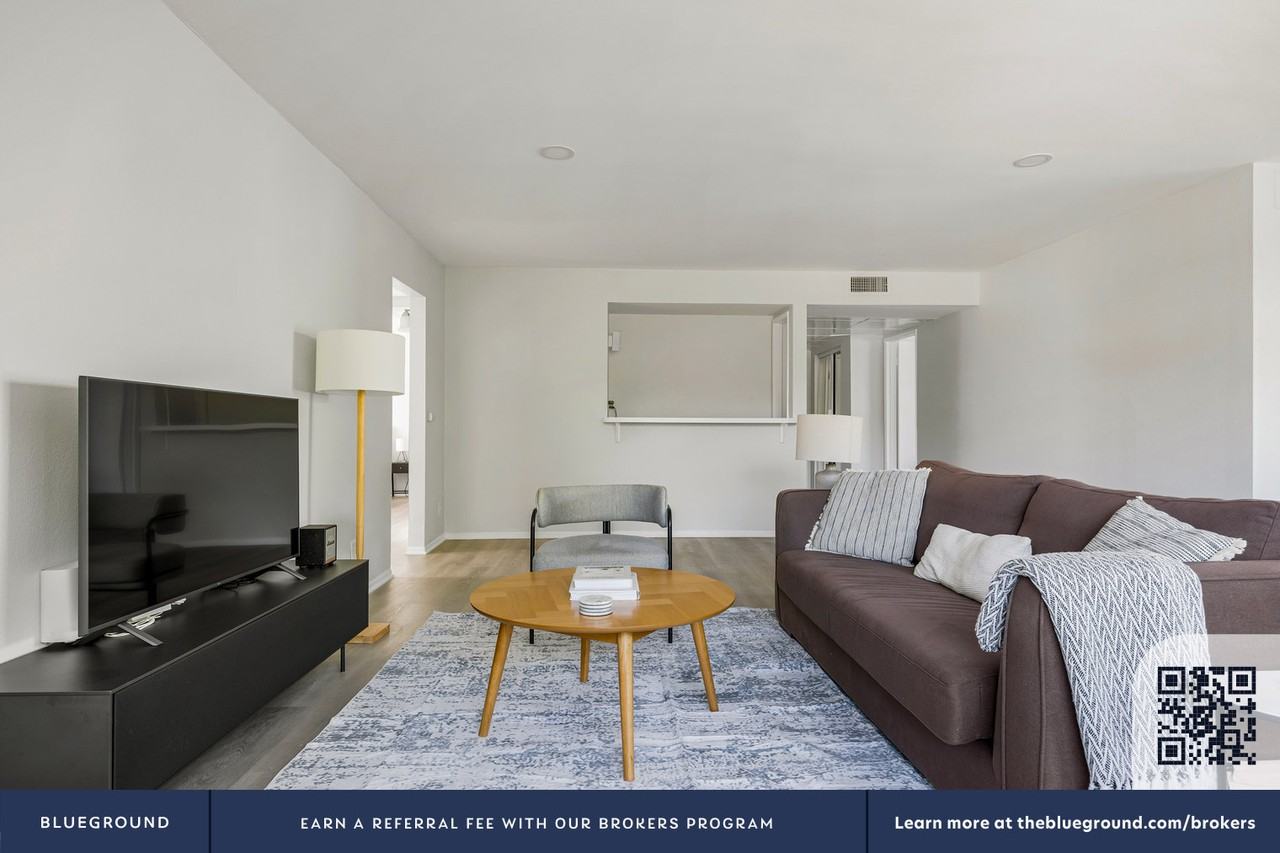 616 North Sweetzer Avenue - Photo 5 of 31