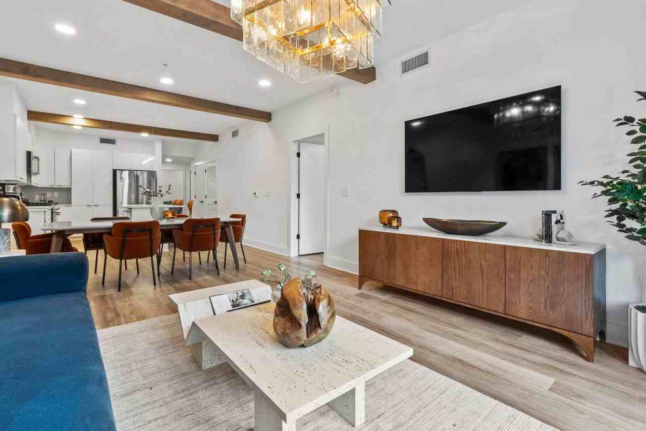 346 Peters St Sw #1296613P - Photo 3 of 17