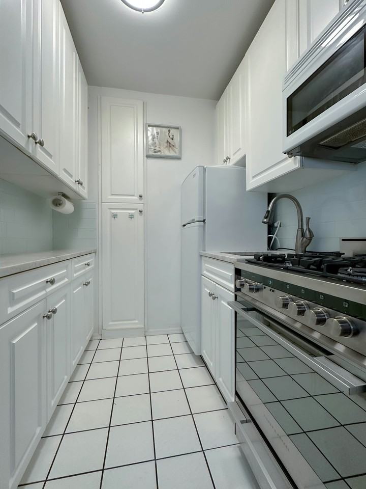 60 Sutton Pl S #11LS - Photo 6 of 10