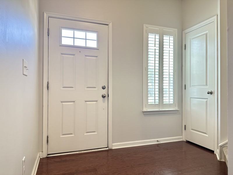 2501 Silverthorn Dr - Photo 3 of 28