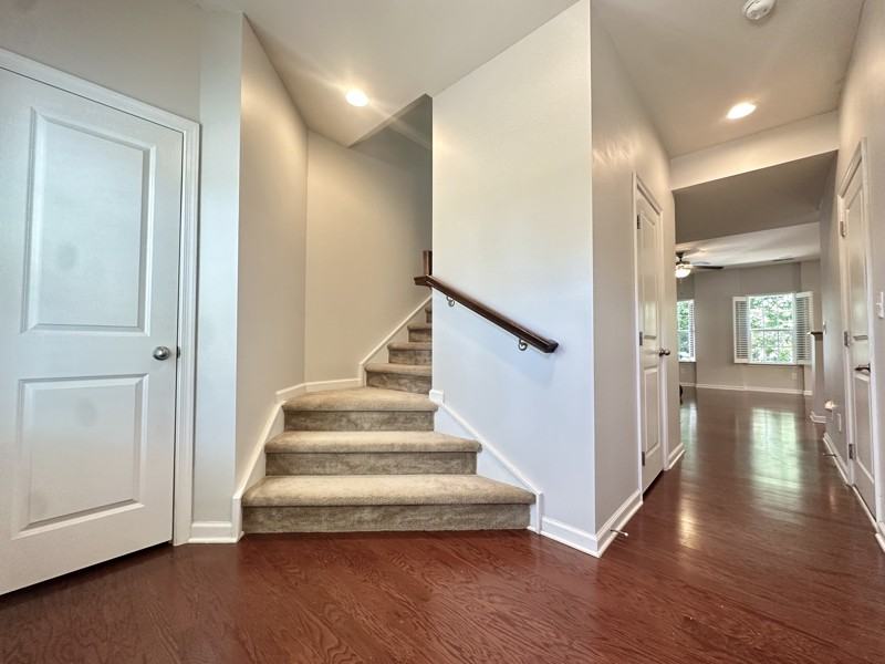 2501 Silverthorn Dr - Photo 4 of 28