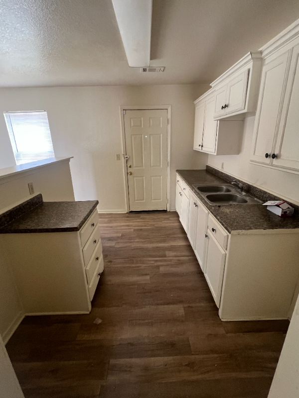 2420 Poplar St - Photo 3 of 8